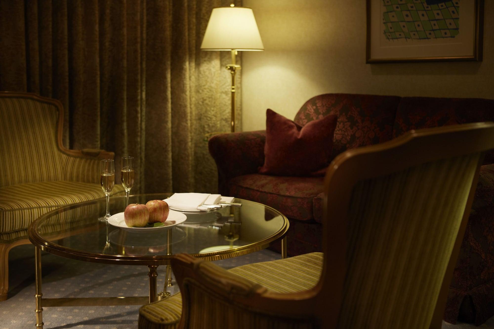 Hotel Agora Regency Osaka Sakai Szakai Kültér fotó A suite at the Ritz-Carlton, Boston