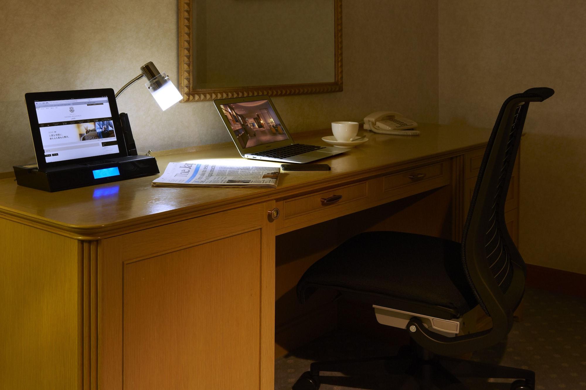 Hotel Agora Regency Osaka Sakai Szakai Kültér fotó A typical hotel room with a work desk