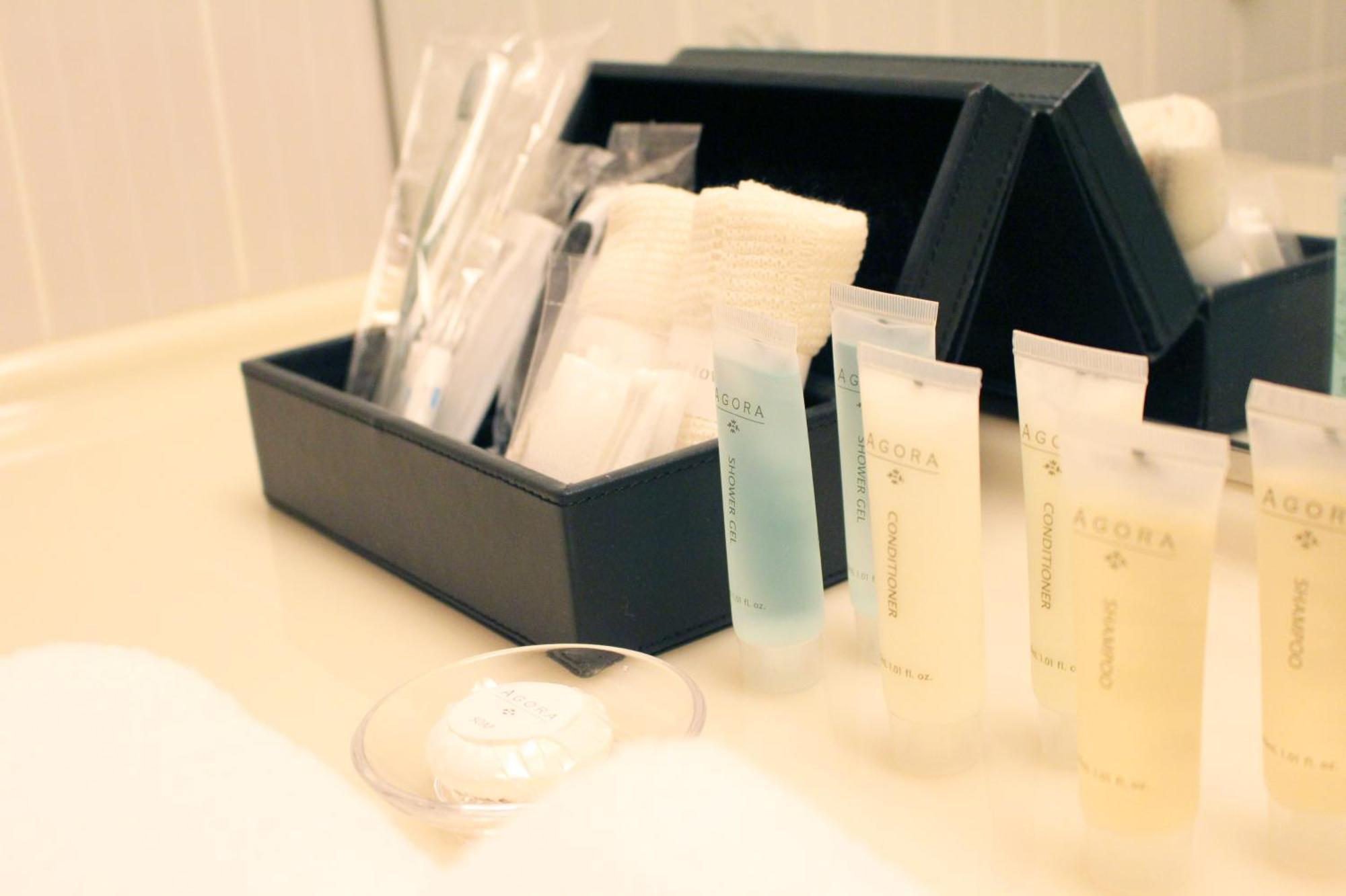 Hotel Agora Regency Osaka Sakai Szakai Kültér fotó A selection of toiletries