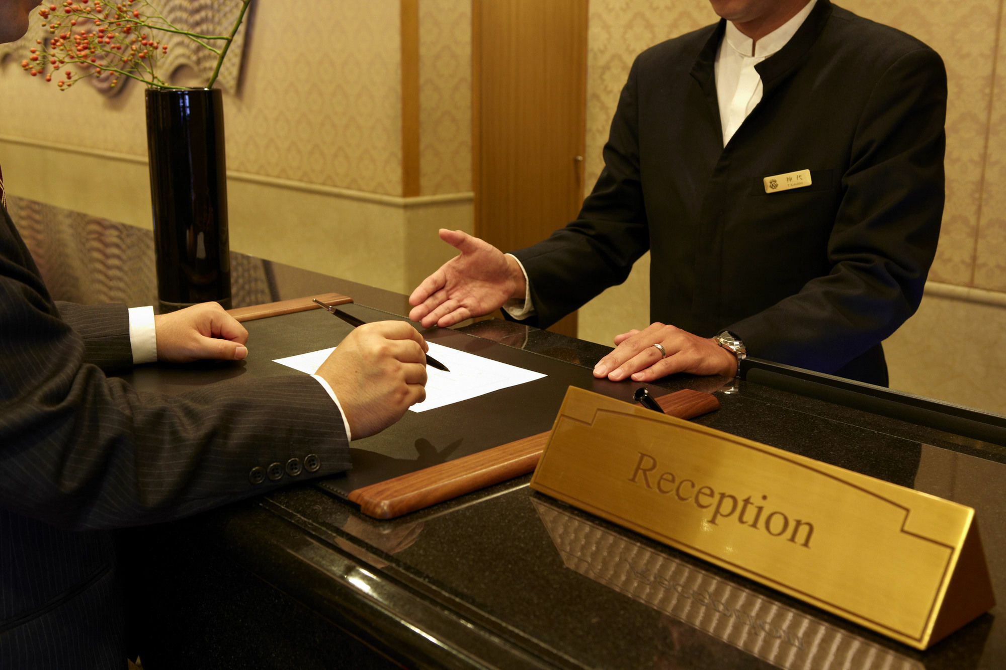 Hotel Agora Regency Osaka Sakai Szakai Kültér fotó A hotel receptionist